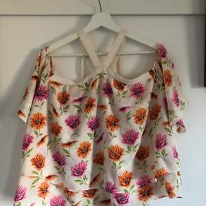 Off shoulder flower print top, size 42, great condition