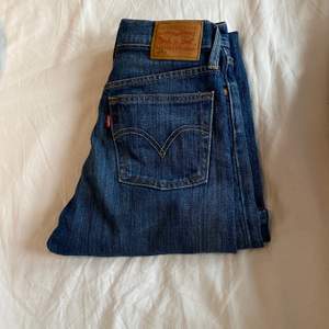 Jättefina jeans från Levis i modellen 501. Köparen står för frakten!