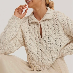 Tröja från NAKD - Croppad kabelstickad tröja från NAKD. Använd enadst en gång