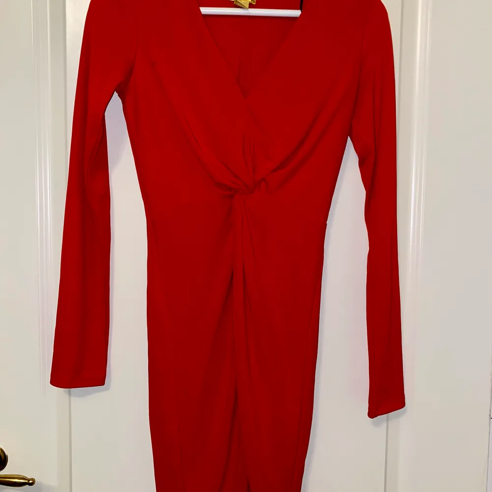 Röd klännig perfekt för utgångar. Framhäver kurvorna väldigt snyggt och sitter som en smäck. Storlek 34. Använd endast 1 gång. Klänningar.