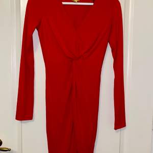 Röd klännig perfekt för utgångar. Framhäver kurvorna väldigt snyggt och sitter som en smäck. Storlek 34. Använd endast 1 gång