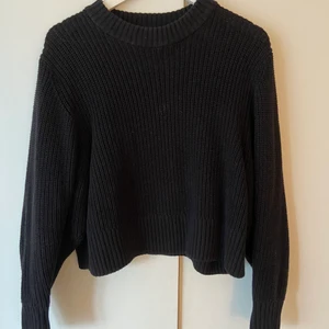 Stickad tröja storlek S - Svart stickad tröja från Monki i en croppad modell Superskön, lite tjockare i materialet. Frakt tillkommer 🥰💖