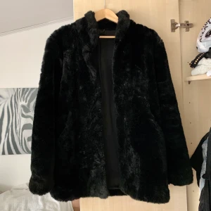 Pälsjacka från Tiger - Svart jacka i päls från märker Tiger, strl 36🥰 buda på! 