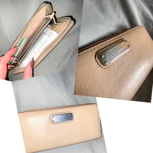 Marc Jacobs plångbok - Jättefin beige/rosa plångbok från Marc Jacobs, skicket är på topp - inga repor eller slitage. Köpt i Stockholm från deras egna butik💗 (Kan posta men köparen står för frakten, även mötas upp i Stockholm).