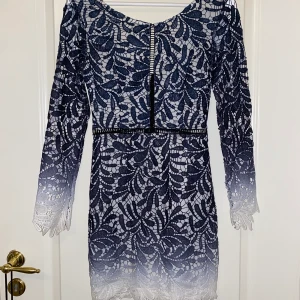 Spetsklänning  - Sjukt snygg klänning i spets och utonar sig från blått till vitt, u-ringad rygg. Stängs med dragkedja. Storlek Xs. Använd endast 1 gång.