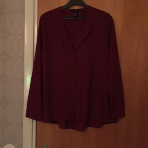  - Fin blus köpt från H&M, mörkröd och V-ringning. 
Swish går bra! :)