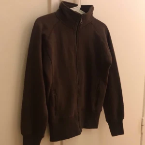 Brun tröja - Säljer vidare min fina bruna tröja som tyvärr inte kommer till användning🙏🏻den är såå skön verkligen! Svårt att få färgen på bild men skickar gärna fler bilder vid intresse💋Bara att skriva om det är något! Köparen står för frakt. 