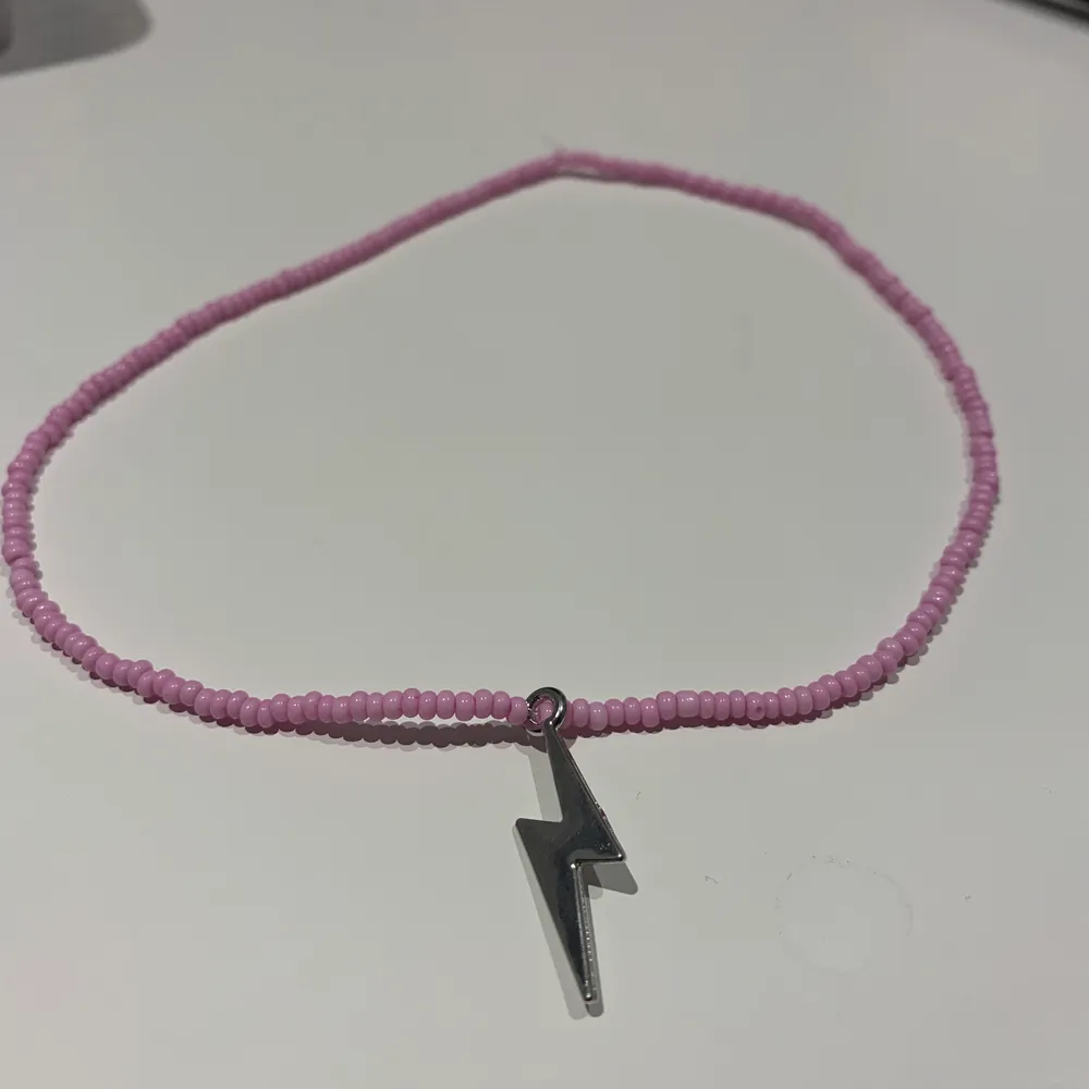 ett rosa halsband med en blixt i mitten!💞 frakt- 22kr. Accessoarer.