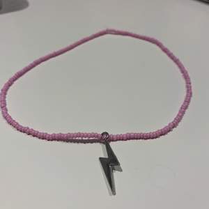 ett rosa halsband med en blixt i mitten!💞 frakt- 22kr
