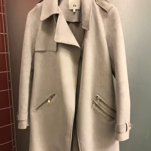 Grå kappa  - Jätte fin mocka  liknande jacka i från river island ! Väldigt mjuk och stretchig 