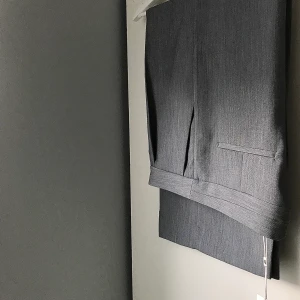 Carin Wester byxor - Säljer mina ankellånga kostymbyxor från Carin Wester med raka vida ben, pressveck och hög midja. Blixtlås i sidan. Fick dem i present men tyvärr aldeles för stora för mig, drf aldrig använda🥺😩 Finns annons på både gråa och svarta💕 Köparen står för frakten