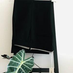 Carin Wester byxor - Säljer mina ankellånga kostymbyxor från Carin Wester med raka vida ben, pressveck och hög midja. Blixtlås i sidan. Fick dem i present men tyvärr aldeles för stora för mig, drf aldrig använda🥺😩 Finns annons på både gråa och svarta💕 Köparen står för frakten