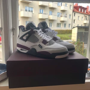 Jordan 4 PSG - Säljer dessa då jag inte kommer använda dem och behöver plats för nya skor, skorna är cond 10/10 (aldrig används) DSWT. De är köpta från SNKRS och kvitto finns därifrån.                                            Storlek us9/42,5. Pris 2350 + gratis frakt Kan gå ner vid snabb affär