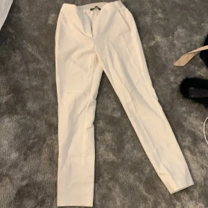 Vita tighta kostymbyxor  - Vita tighta kostymbyxor ifrån zara i storlek xs, likadana som de svarta innan, jättefina
