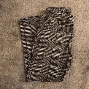 Mjukis/kostymbyxor från lager 157 - Mysiga men även väldigt snygga mjukis/kostymbyxor. De har som en ficka i bak som är fake, en sådan ficka som brukar vara på kostymbyxor. De har även riktiga fickor på sidorna. Säljer för 50 kr och sedan tillkommer frakt som jag tar reda på vid intresse. Hör bara av dig om det är något du funderar på!🤗