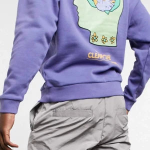 Lila hoodie - Säljer denna coola hoodie då jag inte använder den längre, nyskick. Startbud 200kr, frakt tillkommer