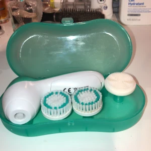 Ansiktstvättmaskin - Ansiktstvättmaskin, OANVÄND man lägger sin cleanser på å tvättar , köpt för 500kr men säljer för 100❤️