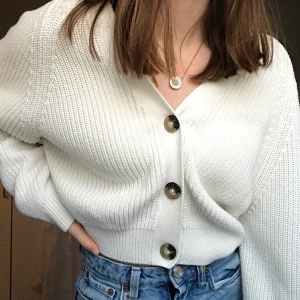 Vit cardigan, Monki, XXS ⭐️💗 - Min jättefina kofta från Monki säljer jag på grund av att den inte kommit till användning💕 Den är inte använd så mycket och är i jättefint skick!🤩⚡️ storleken passar även XS och S. Köparen står för frakt! Kofta+frakt= 159