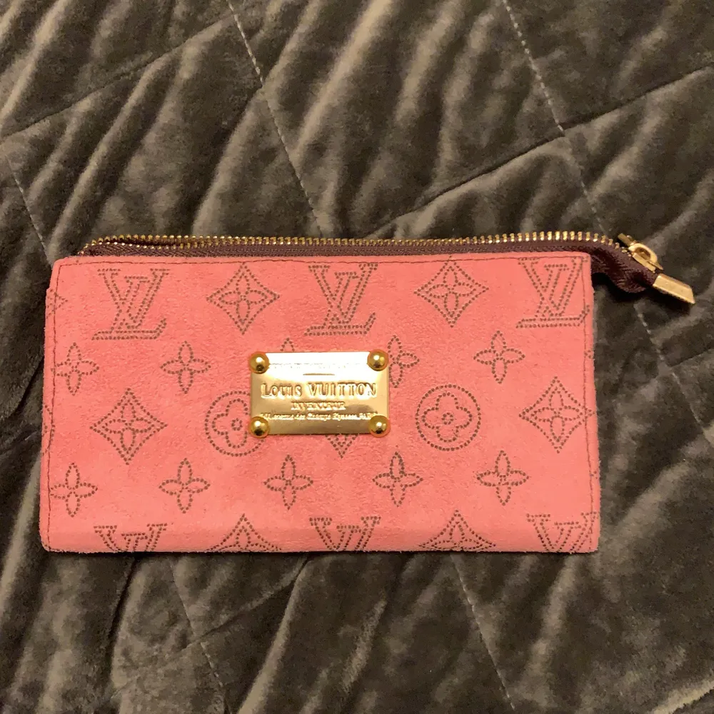Got this wallet from a second hand store in Stockholm :) Message me if interested and how much you're willing to pay! 💘💘💘. Väskor.