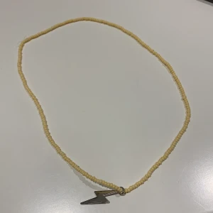 halsband ⚡️ - ett gult halsband med en blixt i mitten!🤩 frakt-22kr 