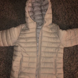 Ljus grå jacka  - Använd några fåtal gånger