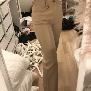 Skinnbyxor  - Skick 10/10, aldrig använda. Beige/bruna skinnbyxor med väldigt bekvämt material på insidan. 
