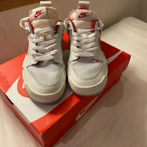 Nike dunks disrupt  - Har använd dem här 5 gånger och dem är i 8/10 skick. Storleken på skorna är 41,5 men sitter lite större