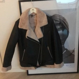 Höst/vinter jacka  - Använd endast 1 gång, oversized, från HM, tjock material som håller till vintern!! ❤️ fake leather