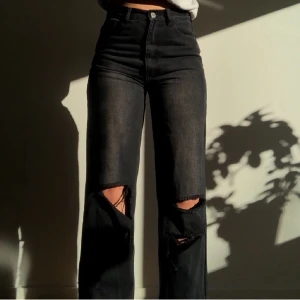 Jeans - Sjukt snygga jeans som tyvärr är för stora. Köpta här på plick, förra ägarens bilder! Storlek 38. 