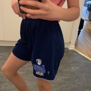 Adidas/Änglagård  - Använda 1 gång när jag skulle ta kort för ett företag som jag fick dessa byxor av för att ha sponsrat dem