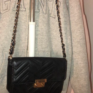 Axelarms väska ur&penn  - Ganska bra skick lite repor vid knapparna annars är allt som vanligt. Säljer för att jag inte använder den längre🥰