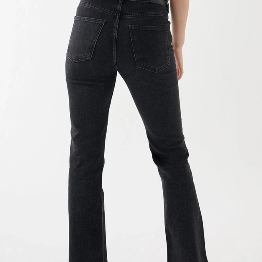 Svart/grå cropped flare jeans i strl 36 från Gina tricot. Möts upp eller så står köparen för frakten. Jeans & Byxor.