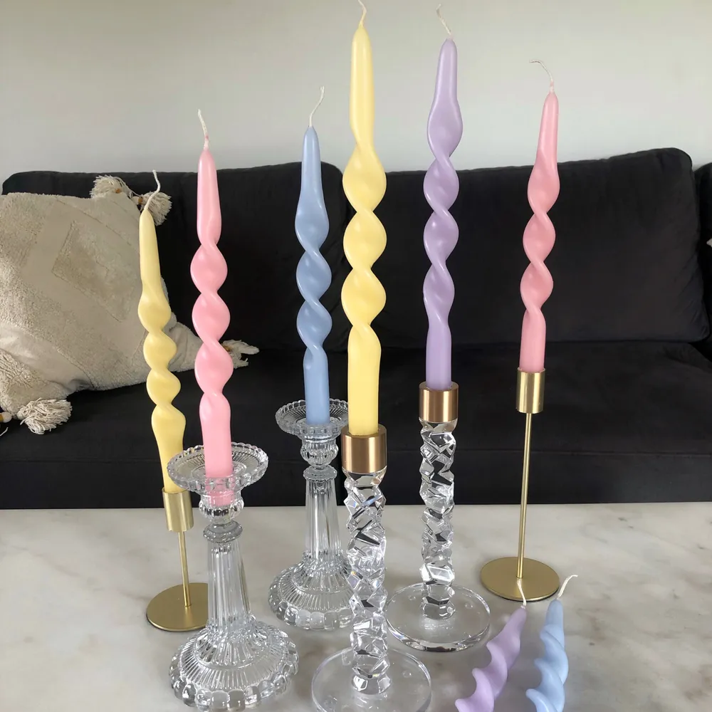 3 st swirl candles kvar - 1 blått, 1 rosa, 1 lila. 28 cm höga. Styckpris. 50% stearin, 50% paraffin. Säljer inte ljusstakarna. . Övrigt.