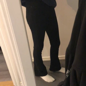 Svarta bootcut jeans - Svarta bootcut jeans från ginatricot. Fint skick, inte urtvättade. Köparen står för frakten