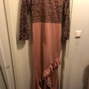 Fest klänning - Använd endast EN gång!! Helt felfri.  Står att de är stl XL men Passar både stl M/L. Priset kan disskuteras! Kom privat för fler bilder eller frågor🥰