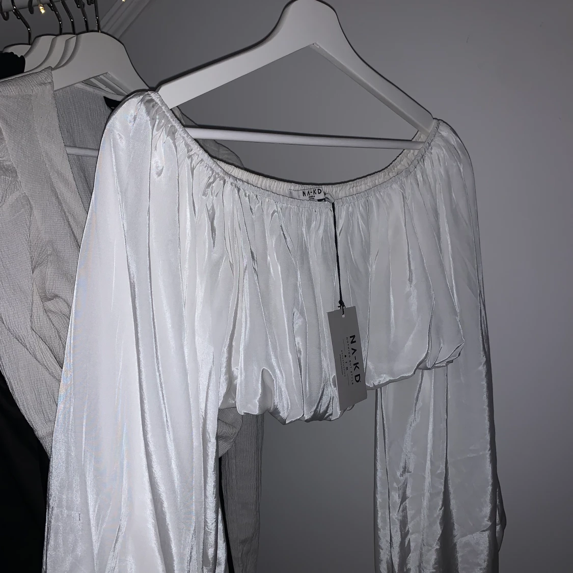 NAKD Off shoulder top med ballongärm  - 90