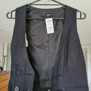Svart väst - Köpt på second hand