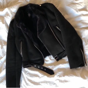 Svart höstjacka från Zara stl xs/s - Snygg bikerjacka med detaljer perfekt nu till hösten/våren, med fordring inuti. Storlek s. Fint skick inga konstigheter. Köparen står för frakt🦋💓