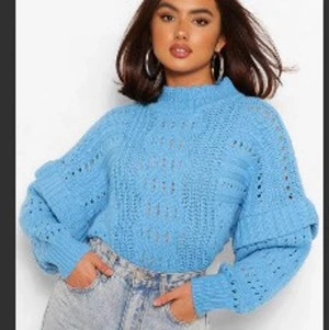 stickad tröja! - SUUPERmysig stickad tröja i så vacker blå färg! 🦋 storlek S-M! Kan skicka bilder vid intresse!❤️