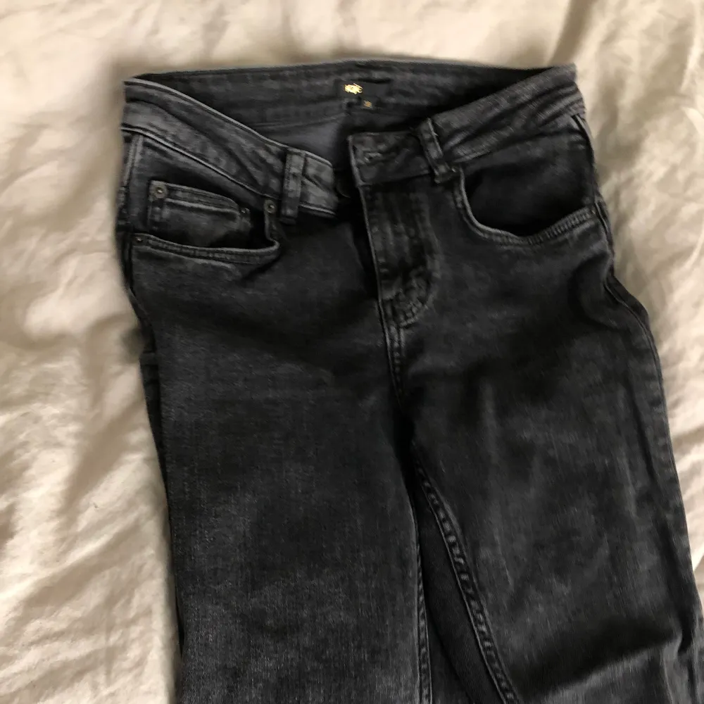 Asnajs jeans från maje med snygga detaljer vid fötterna!! Köpta på NK för 1200kr!. Jeans & Byxor.