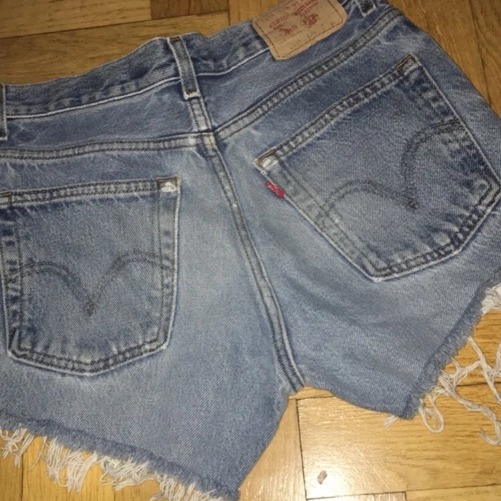 Ytterligare ett par Levis shorts som säljs pga av att dom är för små. 100 riksdaler tack!. Shorts.