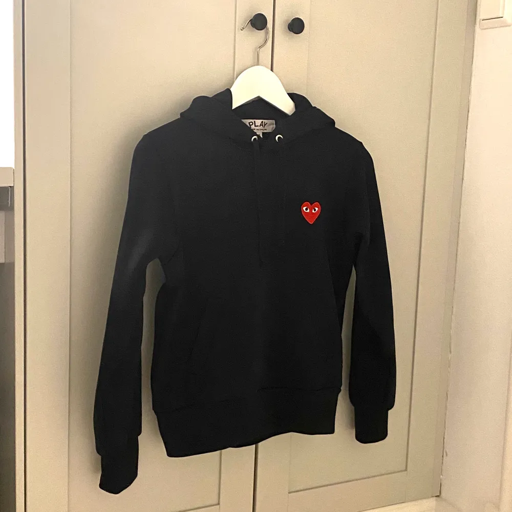 Säljer nu min assnygga hoodie från Comme Des Garçons då den tyvärr inte riktigt kommer till användning. Köptes förra året för 2500kr och är i princip i nyskick. Priset kan diskuteras, är ganska flexibel. Fler bilder/andra frågor besvaras gärna i dm!. Hoodies.