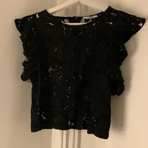 Blus den Zara  - Fin spetsblus med volangärmar från Zara. Ganska genomskinlig. Använd fåtal gånger. Köparen står för frakt
