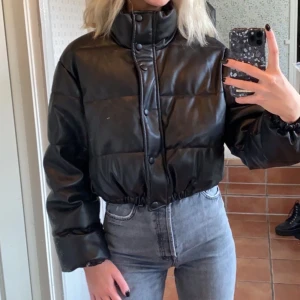 Svart vinterjacka Zara - Svart varm & skön vinterjacka i fake skinn från Zara köpt i januari iår, nästan aldrig använd🥰  Storlek S men passar mig som har XS och passar även M  Nypris 699:- 