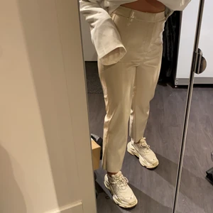 Beige lackbyxa  - Beige lackbyxa från Gina Tricot. I storlek 34 och prislapp finns kvar. 