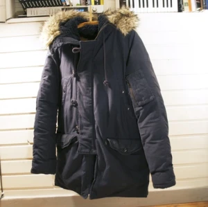  - Varmaste dunjackan från Polo Ralph Lauren, modell: Snorkel Jacket. Storleken är S, men känns som en M, jag är 181 men den skulle nog passa en lite större person.   Avtagbar päls. Använd sparsamt, inga skador. Finns i Falun, hämtas helst men kan skickas. 