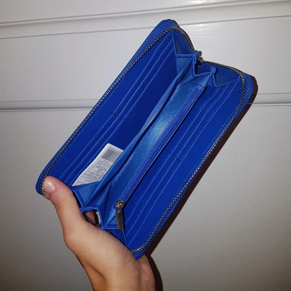 En jättesnygg blå plånbok köpt för några år sedan på pimkie. Aldrig använd 💙. Accessoarer.