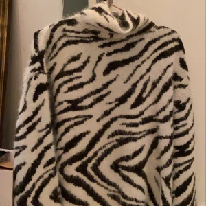 Zebra tröja - Stickad, lurvig zebratröja från hm, strl xs men oversized! Frakten ingår i priset
