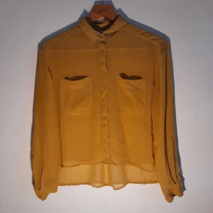 Skjorta  - Fin skjorta. Inga hål eller missfärgningar. Pris är diskuterbart. 