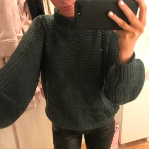 Stickad tröja - Säljer denna stickade tröja ifrån monki. Inte använd många gånger men jättefin!!!